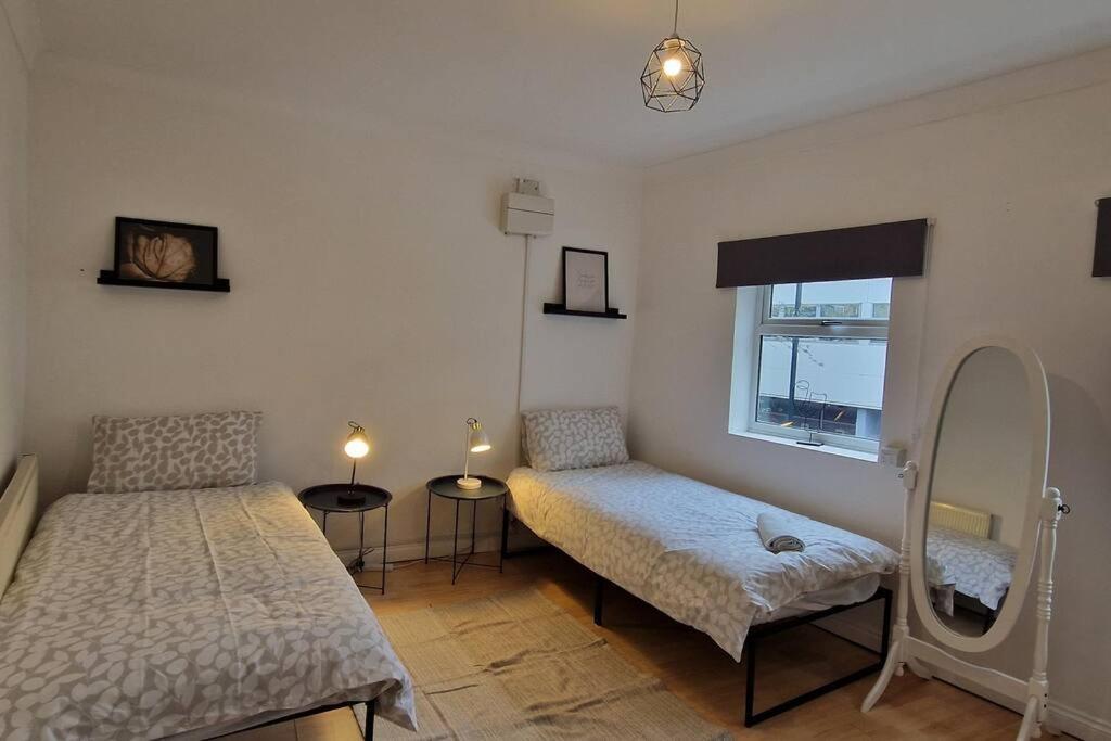 2 Bedroom Flat In Zone 2 Lnd Apartment London