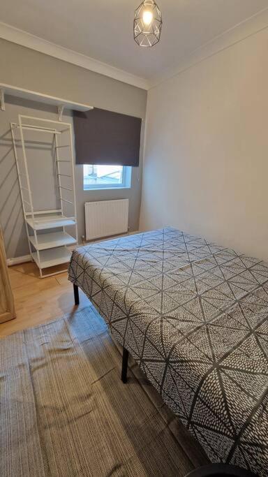 2 Bedroom Flat In Zone 2 Lnd * London