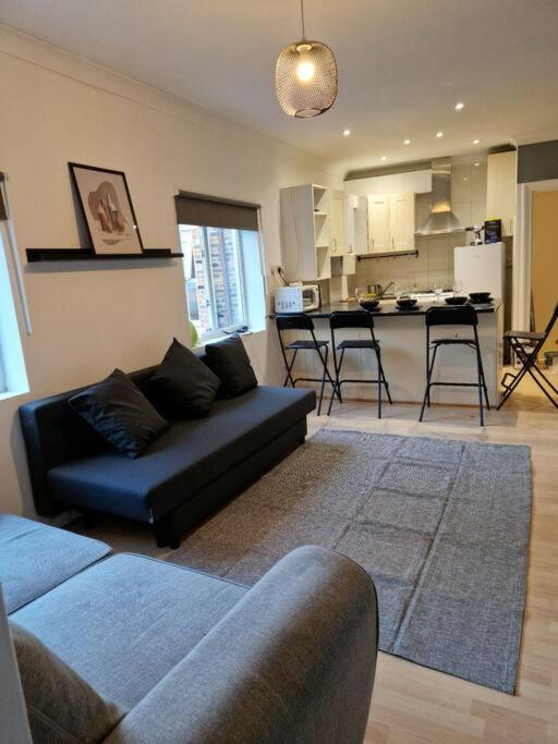 2 Bedroom Flat In Zone 2 Lnd London