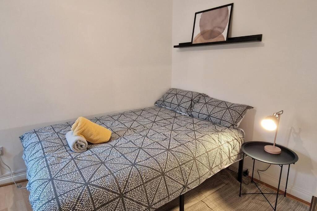 Apartment 2 Bedroom Flat In Zone 2 Lnd *