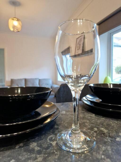2 Bedroom Flat In Zone 2 Lnd Apartment *